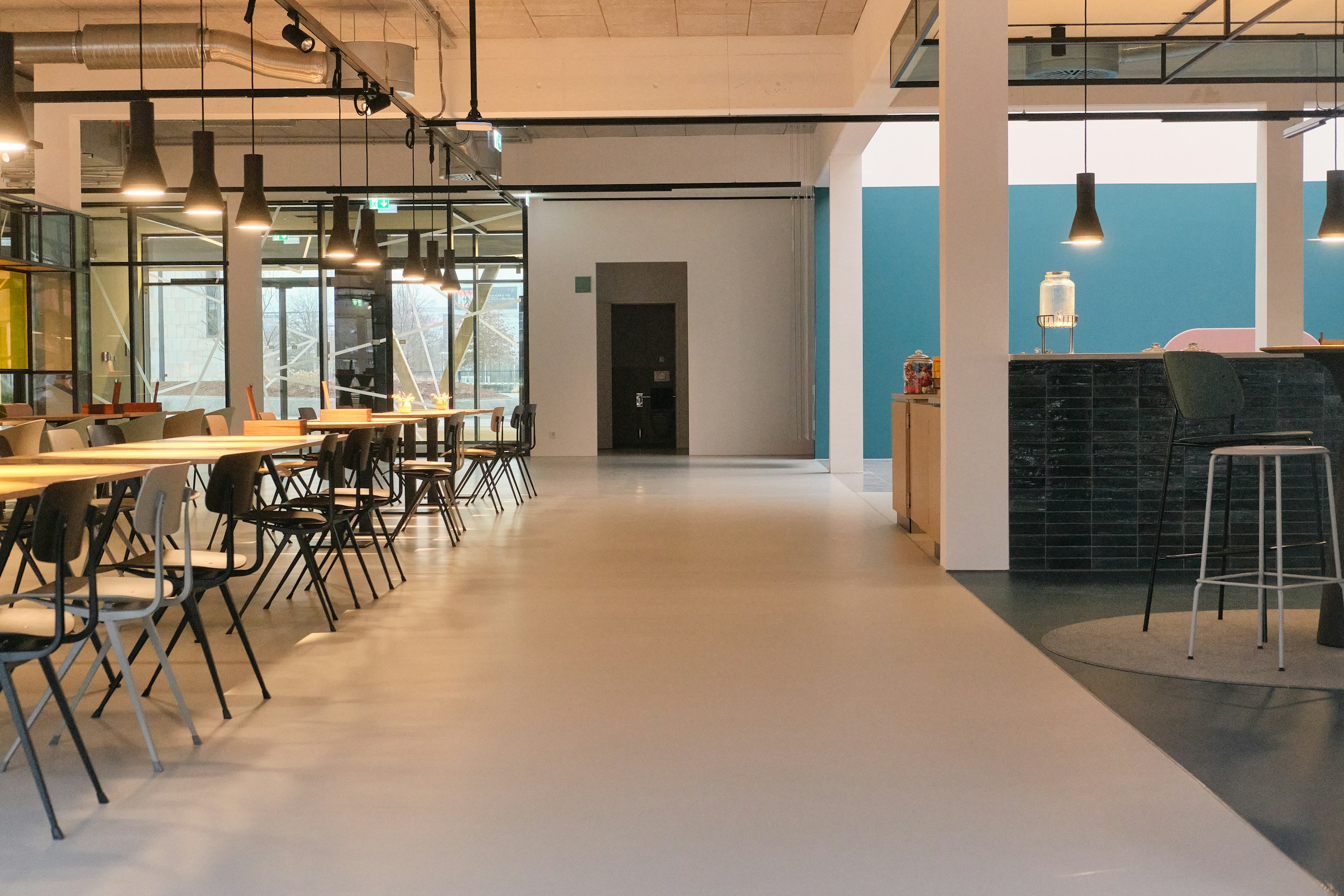 多平台内容协同规划的办公室场景